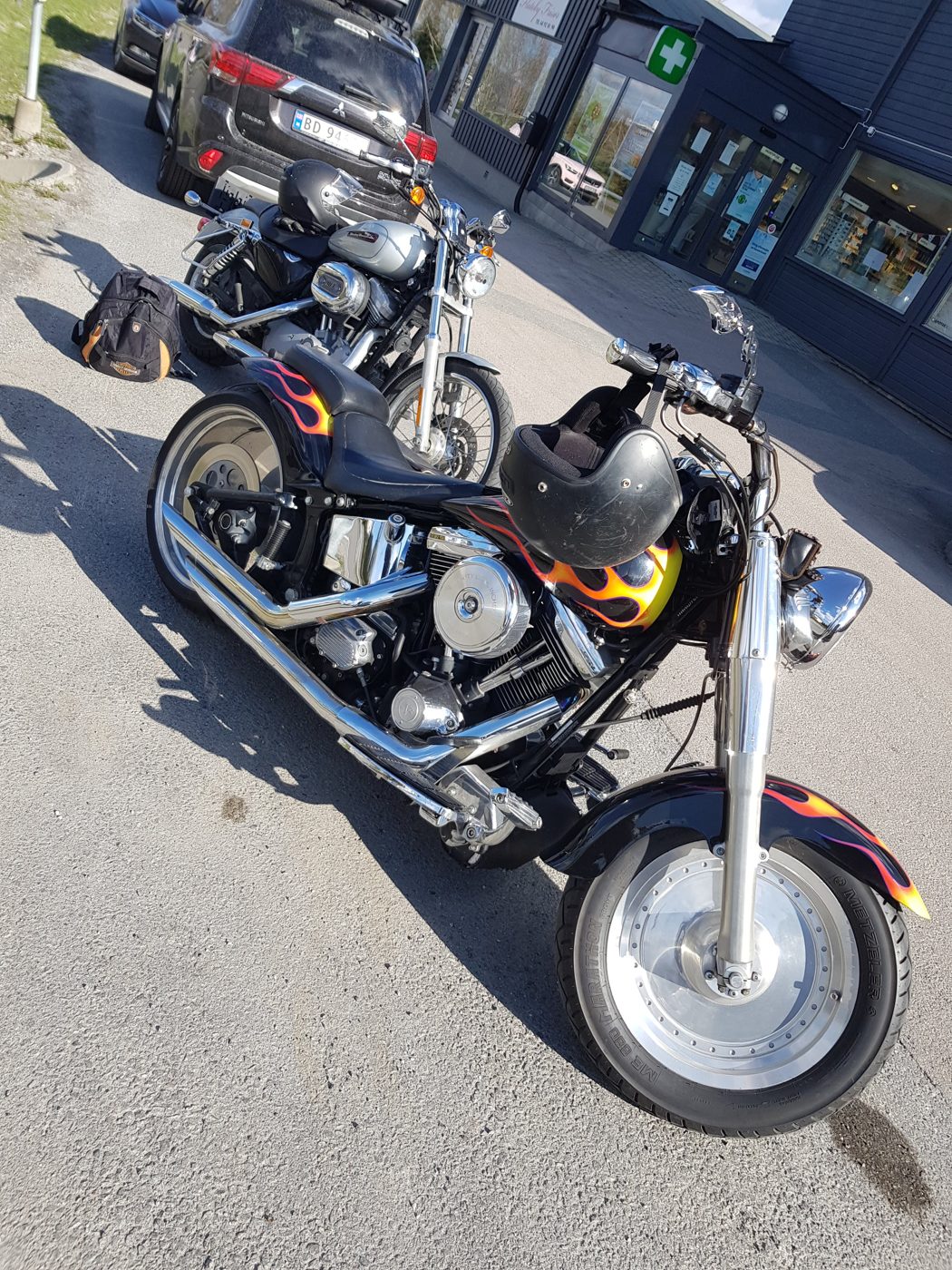 Harley parkert utenfor butikk