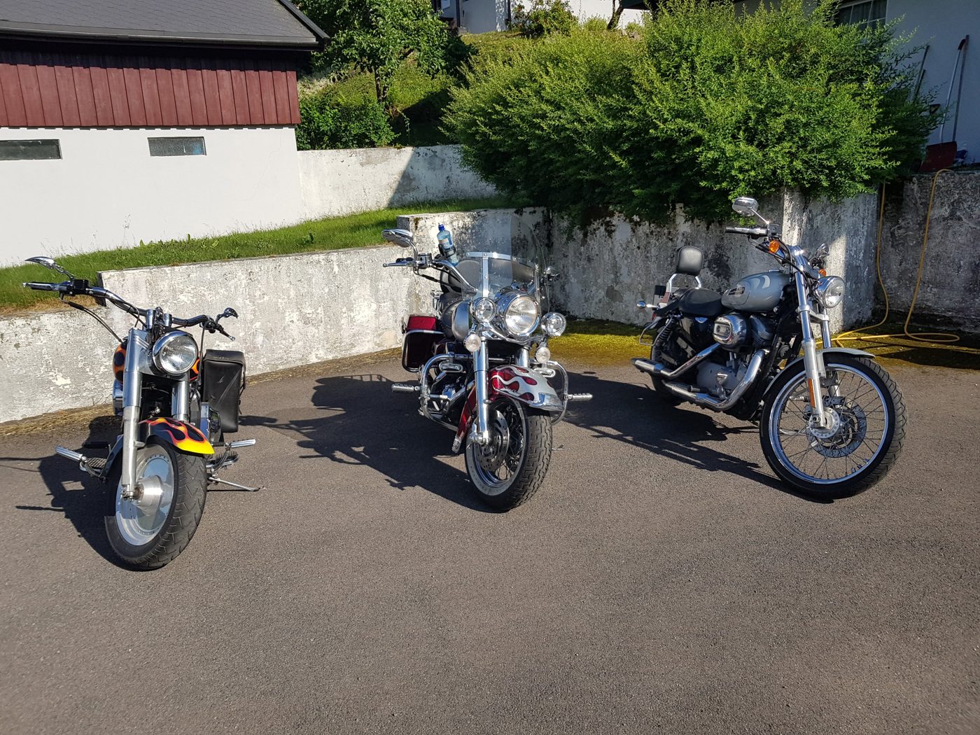Tre Harleyer i solen