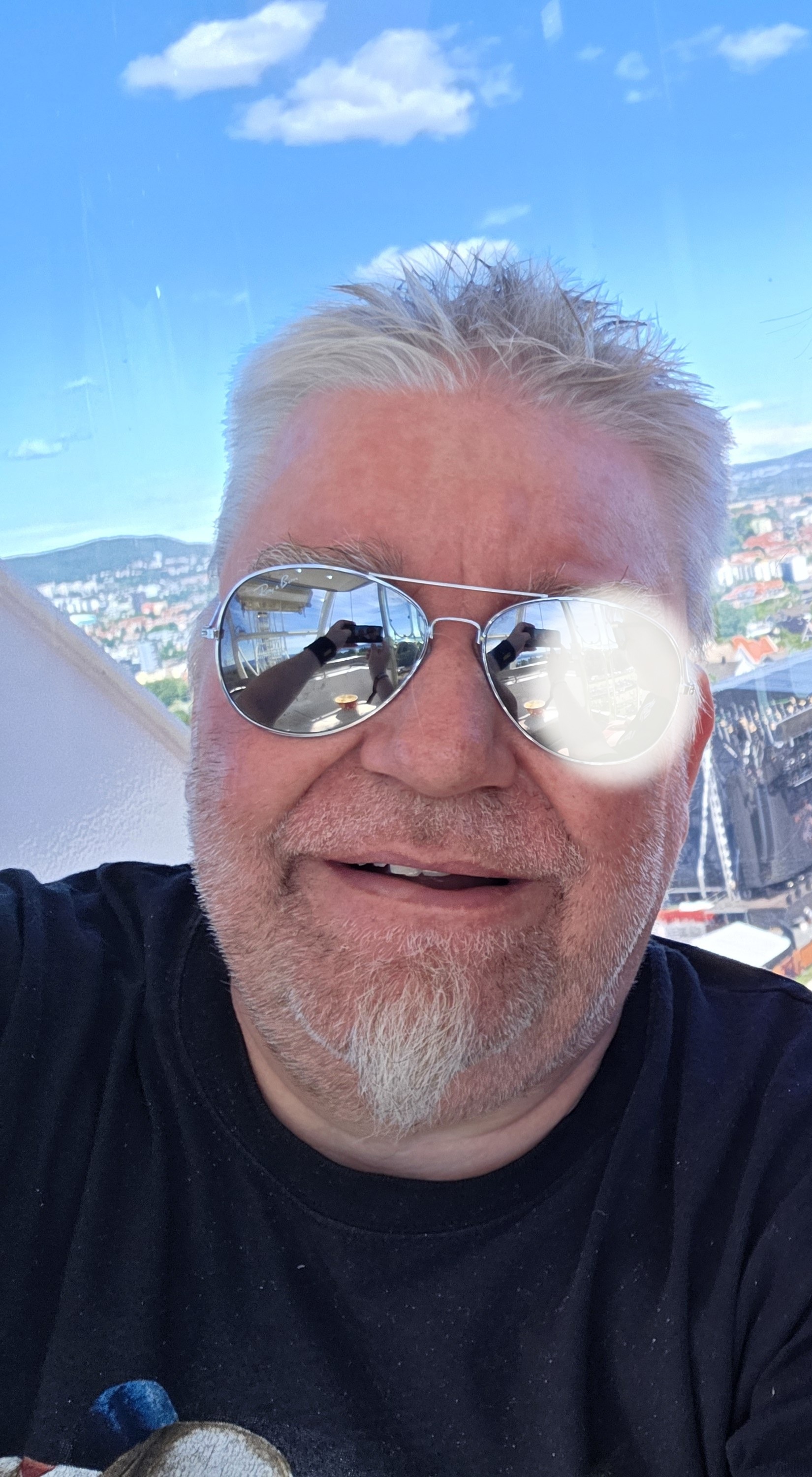 Robert på konsert, med scenen og publikum synlig i solbrillene